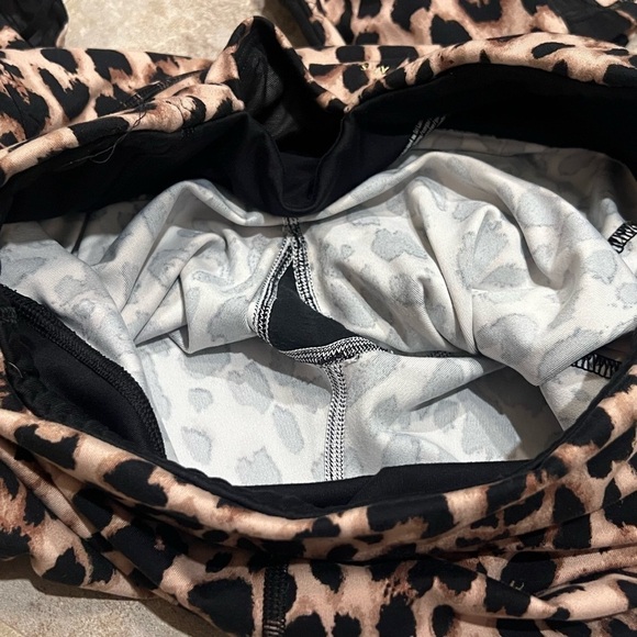Victoria’s Secret Flow On Point Animal Print Leggings 7/8 Length Sz 14 black tan - Picture 8 of 12